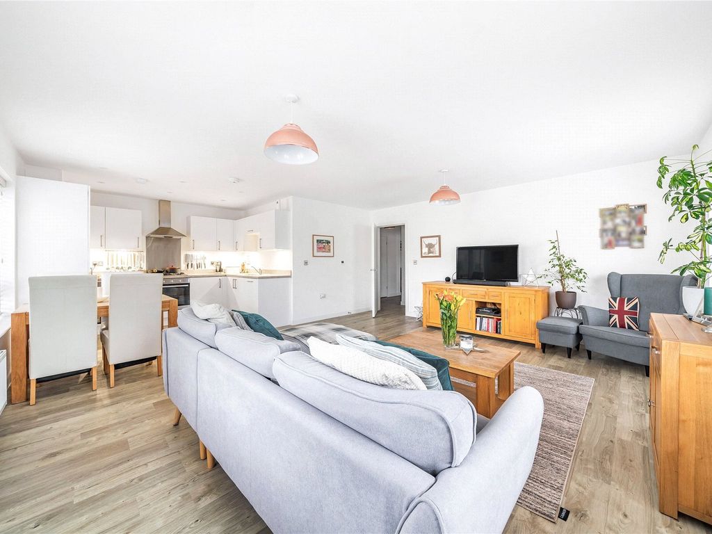 2 bed flat for sale in East Molesey, Surrey KT8, £247,500 Zoopla