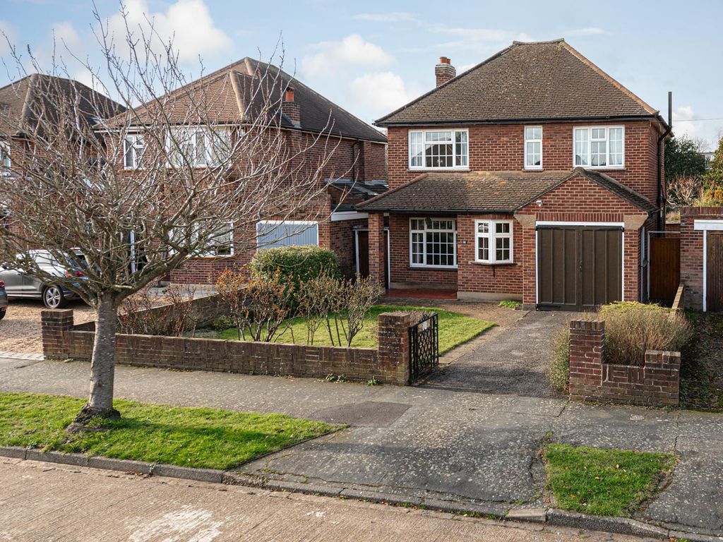 3 bed detached house for sale in Southfields, East Molesey KT8 Zoopla