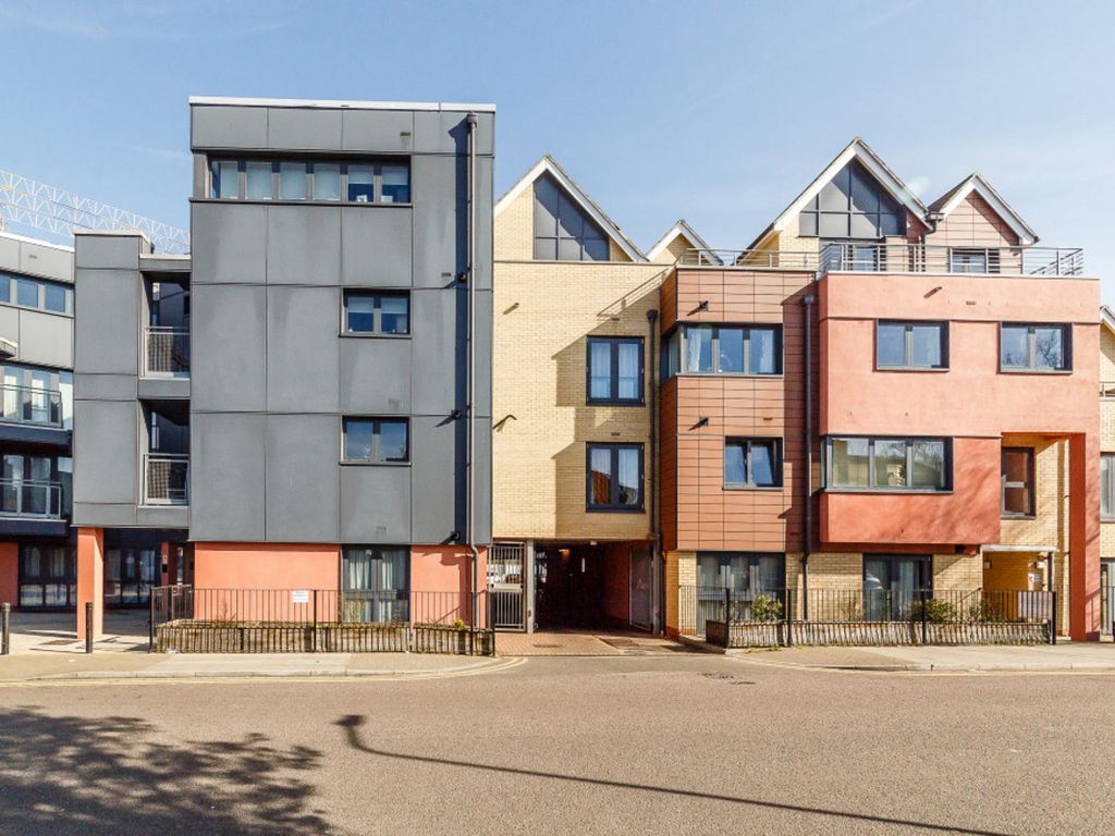 1 bed flat to rent in Bramley Crescent, Ilford IG2, £1,400 pcm Zoopla