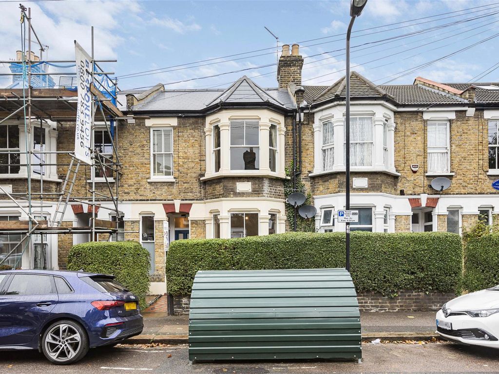 2 bed flat for sale in Richmond Road, Leytonstone, London E11, £475,000