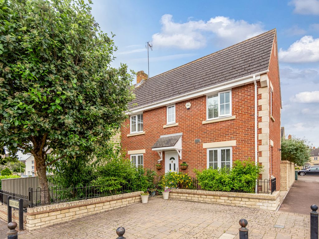 3 bed semidetached house for sale in Siskin Road, Bicester OX26, £