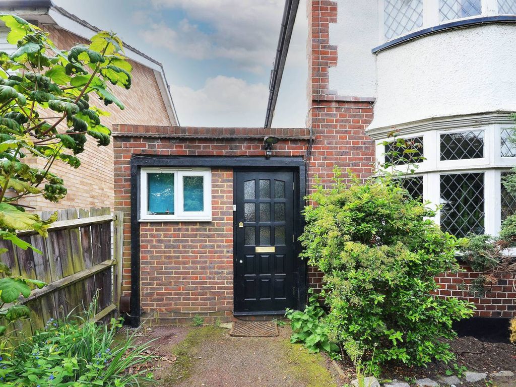 Studio to rent in Hurst Road, East Molesey KT8, £1,000 pcm Zoopla