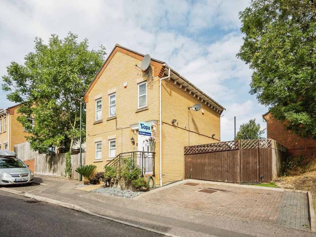 3 bed detached house for sale in Christopher Road, Chatham ME4, £