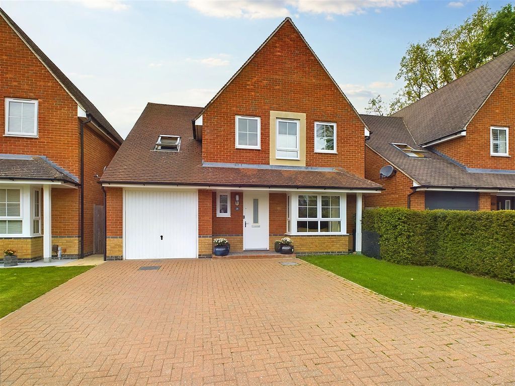 5 bed property for sale in Wychwood Road, Crawley RH10 Zoopla