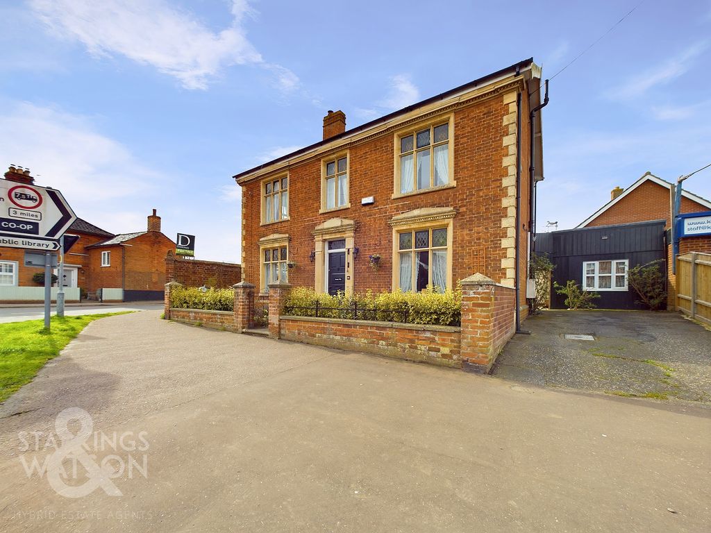 3 bed detached house for sale in London Road, Harleston IP20, £330,000