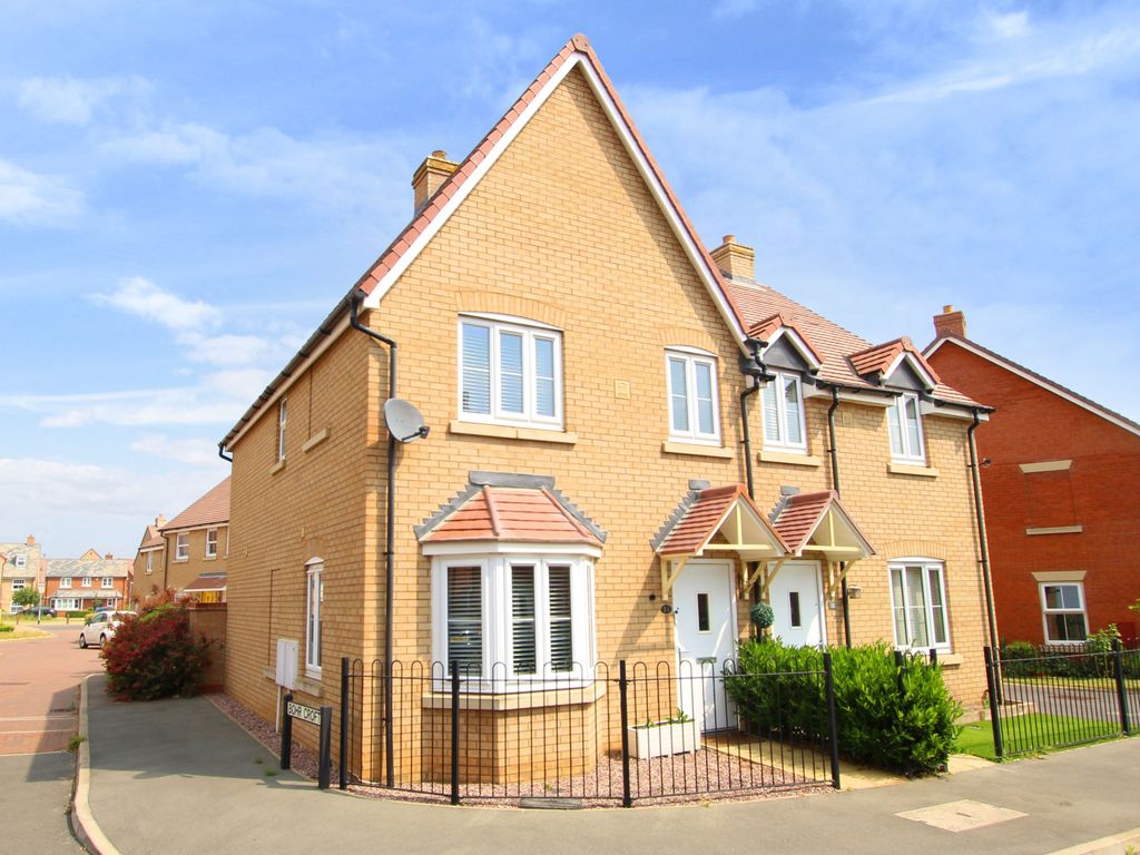 3 bed semidetached house for sale in Appleton Mead, Biggleswade SG18