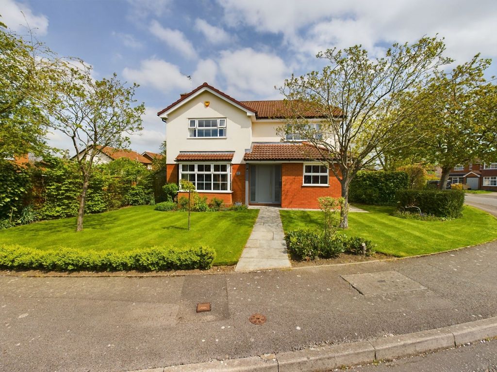 4 bed detached house for sale in Patrick Way, Stoke Grange, Aylesbury