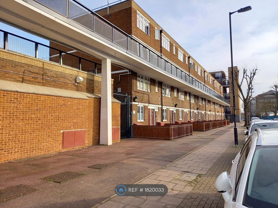 4 bed to rent in Lockwood Square, London SE16, £2,950 pcm