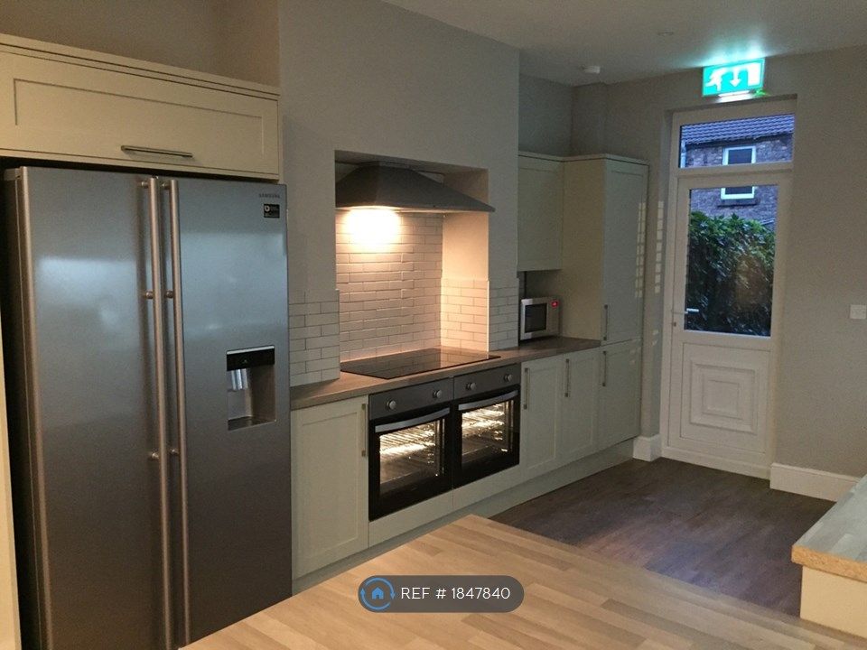 6 bed terraced house to rent in Gresford Avenue, Liverpool L17, £585