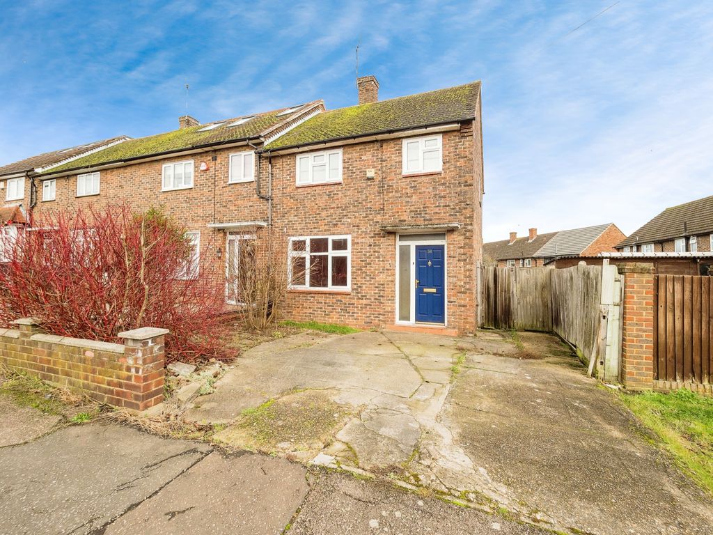3 bed end terrace house for sale in Mannock Drive, Loughton, Essex IG10
