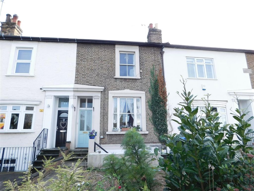 Studio to rent in Claremont Terrace, Portsmouth Road, Thames Ditton KT7