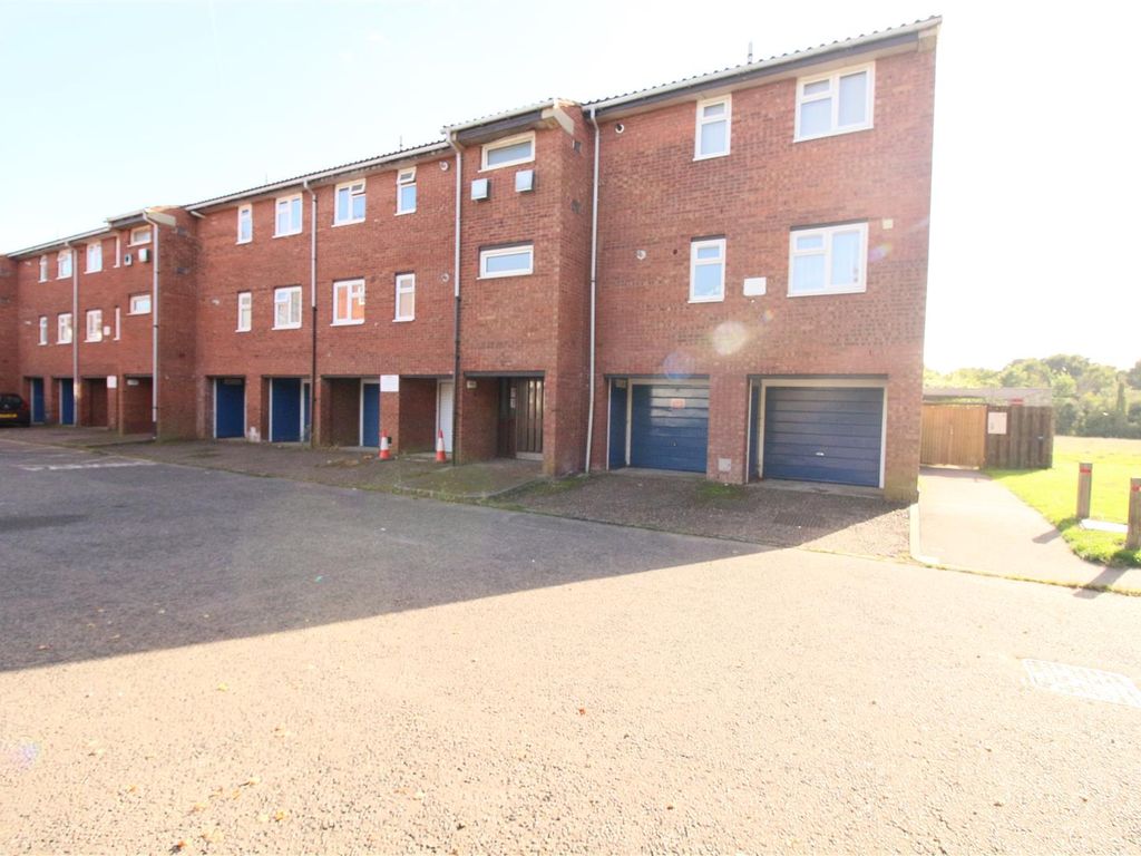 2 bed flat for sale in Read Court, Abbotts Drive, Waltham Abbey EN9