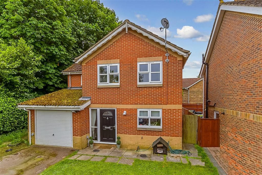 4 bed detached house for sale in Primrose Copse, Horsham, West Sussex