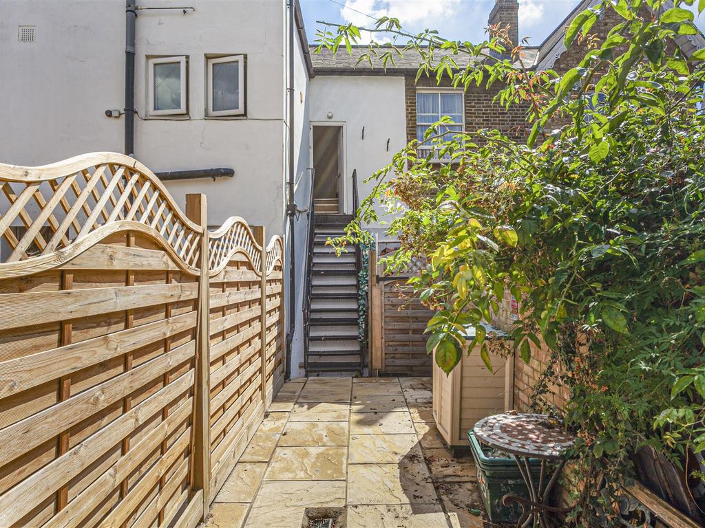 1 bed flat for sale in Top Floor Flat, Kings Road, Kingston Upon Thames