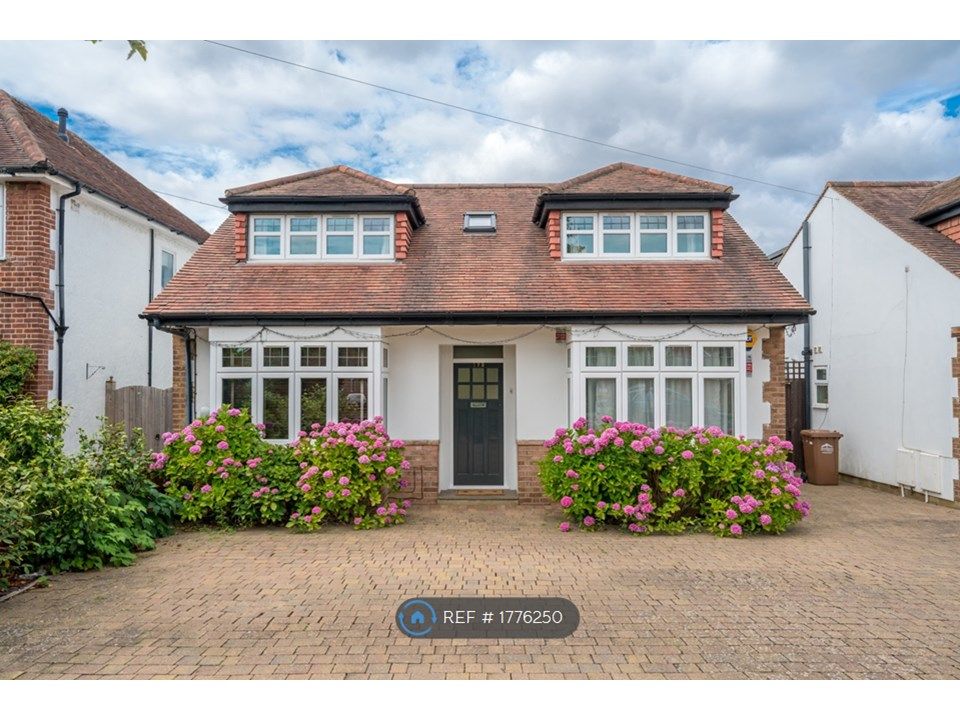 5 bed detached house to rent in Staines Road, StainesUponThames TW18