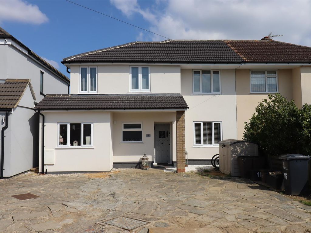 4 bed property for sale in Robinson Avenue, Goffs Oak, Waltham Cross