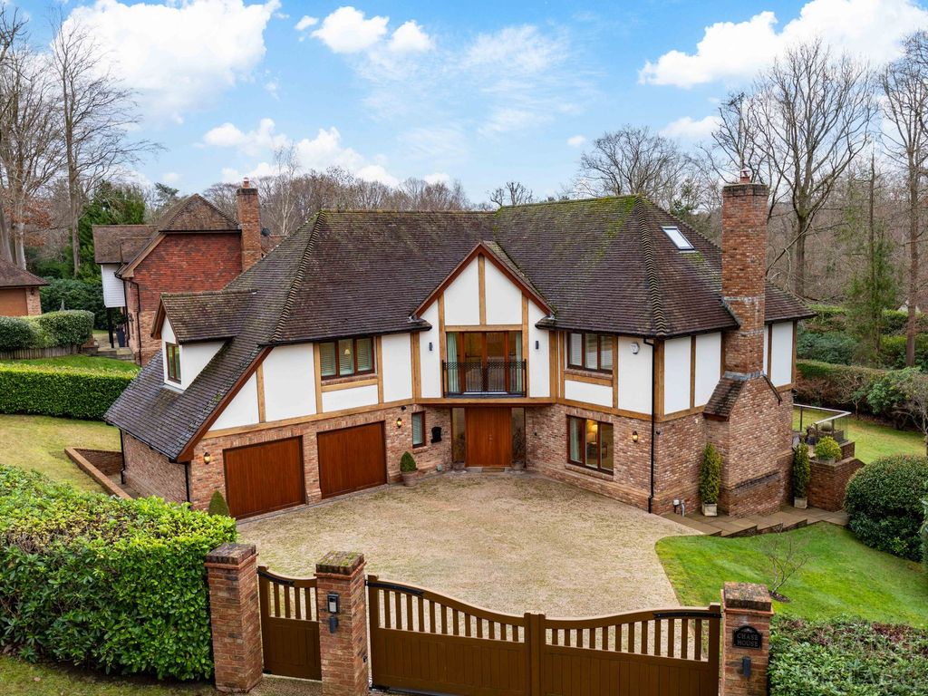 5 bed detached house for sale in Eden Vale, Dormans Park RH19, £