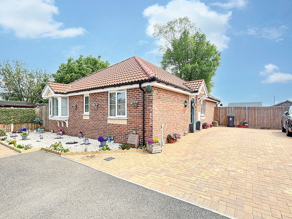 3 bed detached bungalow for sale in Whitegates Court, Little Clacton