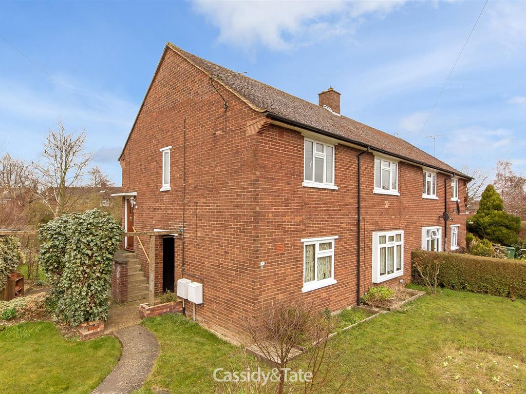 2 bed to rent in Flint Way, New Greens, St Albans