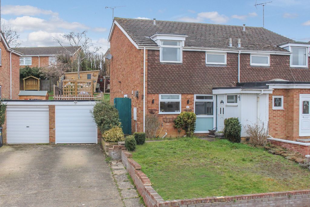 3 bed semidetached house for sale in Knaves Hill, Leighton Buzzard LU7