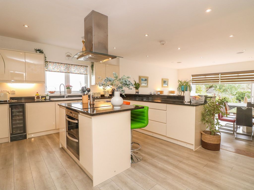 5 bed property for sale in Hawkwell Road, Hockley SS5 Zoopla