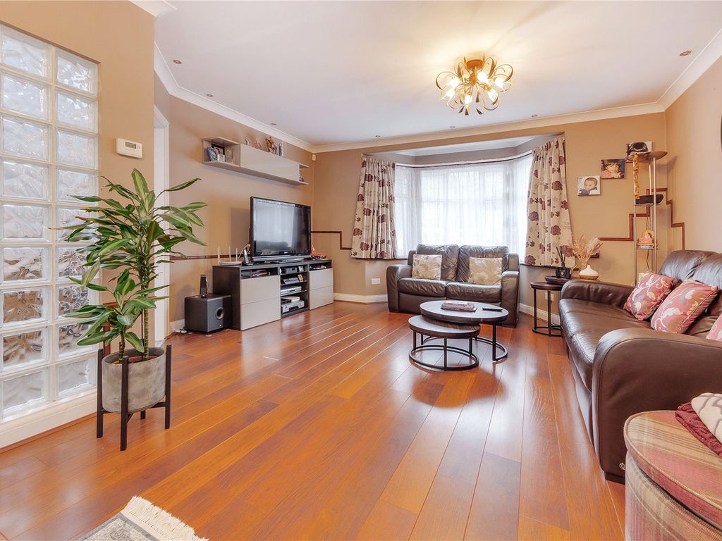 4 bed linkdetached house for sale in Elms Avenue, Hendon, London NW4
