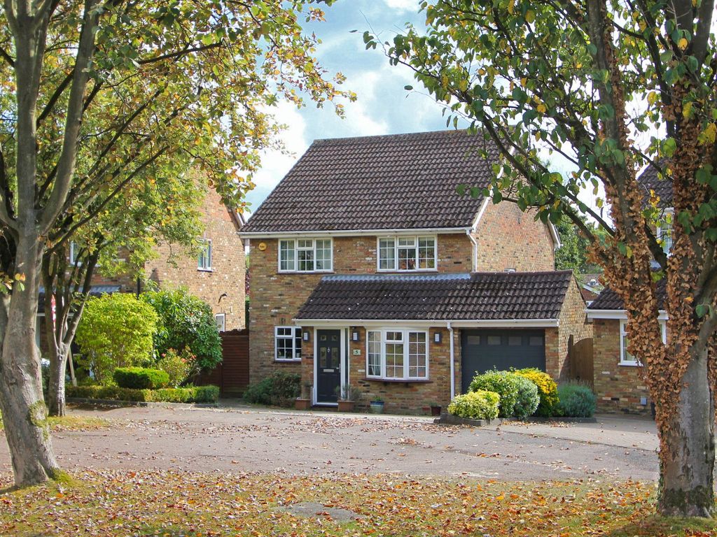 4 bed detached house for sale in Meadow Close, Datchworth
