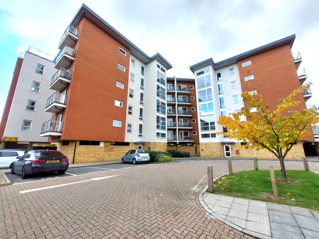 2 bed flat for sale in Clarkson Court, Hatfield AL10, £250,000 Zoopla
