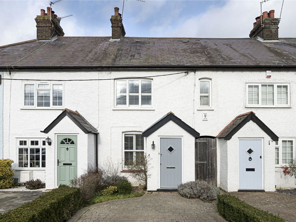 3 bed terraced house for sale in Plantation Road, Amersham