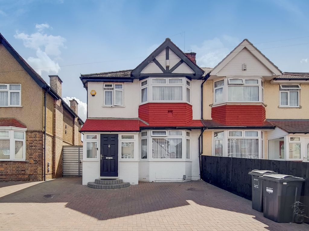 4 bed semidetached house for sale in Heath Road, Hounslow TW3 Zoopla