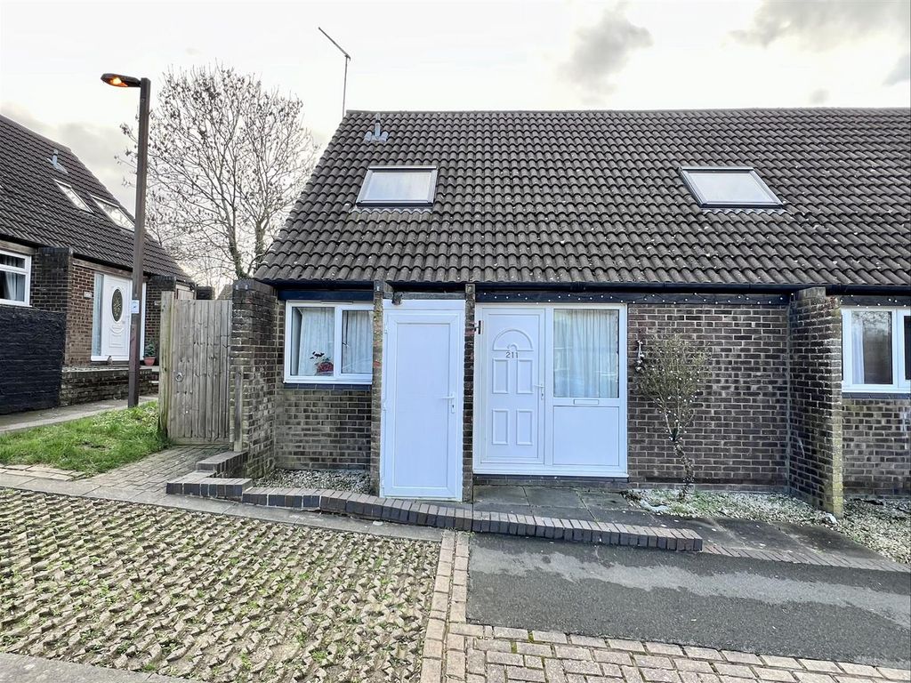 4 bed semidetached house for sale in Arncliffe Drive, Heelands, Milton