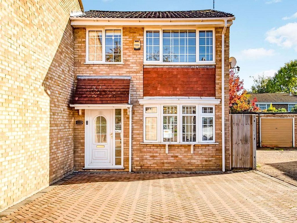 3 bed end terrace house for sale in Sandridge Close, Hemel Hempstead