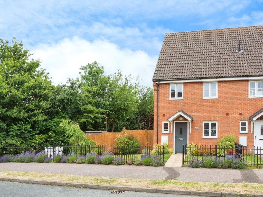 2 bed end terrace house for sale in Embleton Way, Buckingham MK18, £