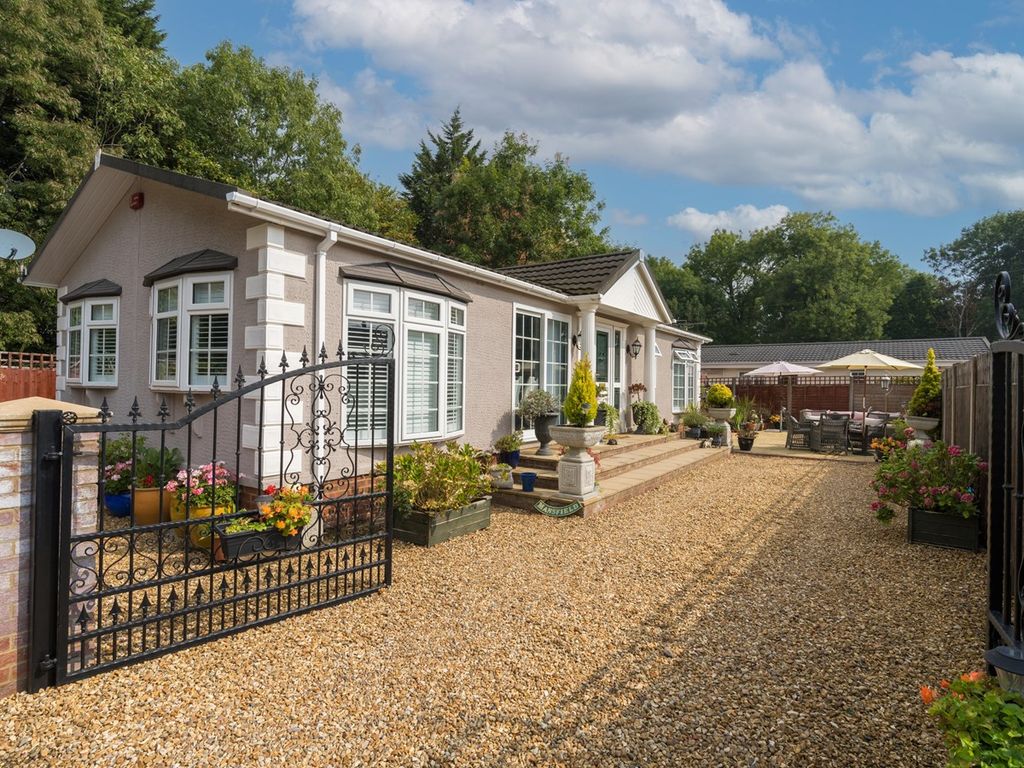 3 bed mobile/park home for sale in Wyatts Covert, Denham, Uxbridge UB9