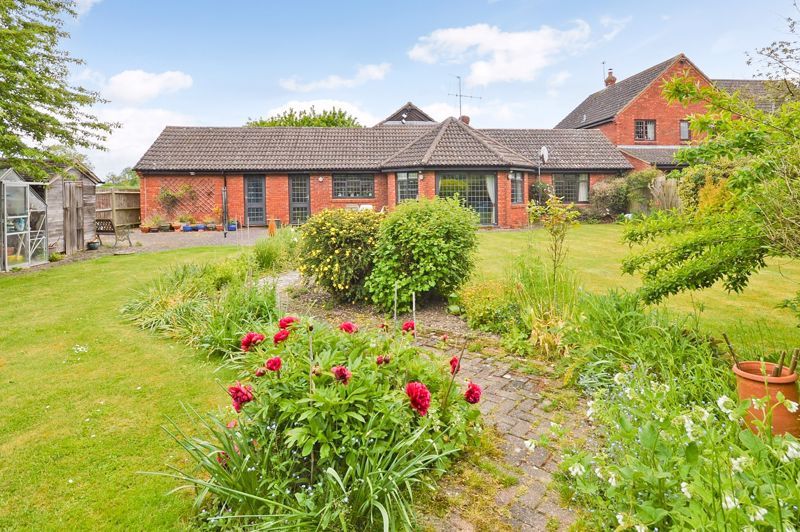 3 bed detached bungalow for sale in Bye Green, Weston Turville