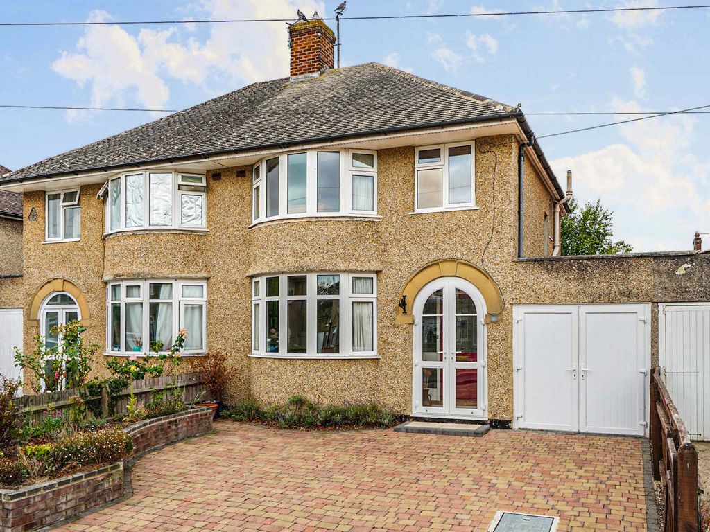 3 bed semidetached house for sale in Lyndworth Close, Headington