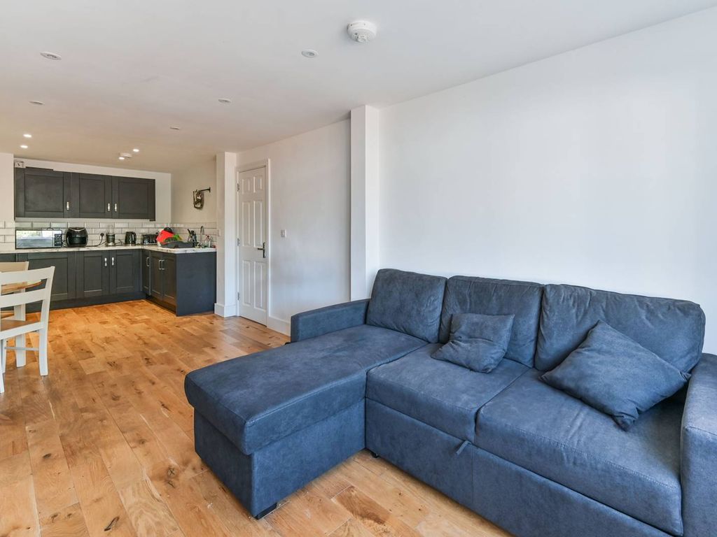 2 bed flat to rent in High Street, Orpington BR6, £1,400 pcm Zoopla