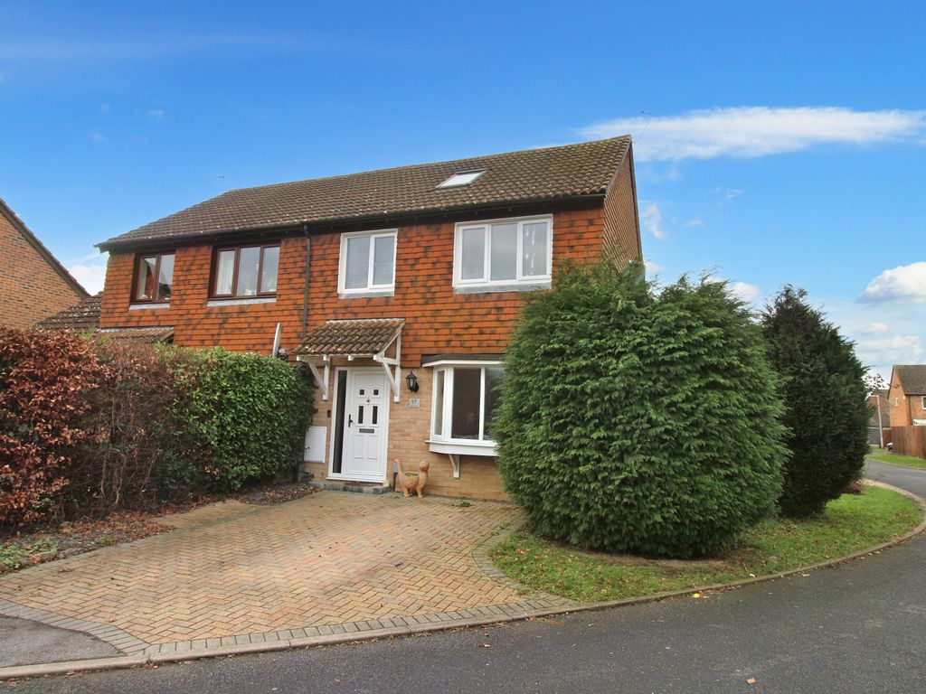 4 bed semidetached house for sale in Peachey Drive, Thatcham RG19 Zoopla