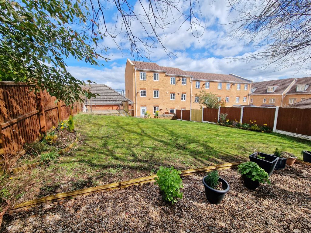 3 bed end terrace house for sale in Ashfield Close, Penistone