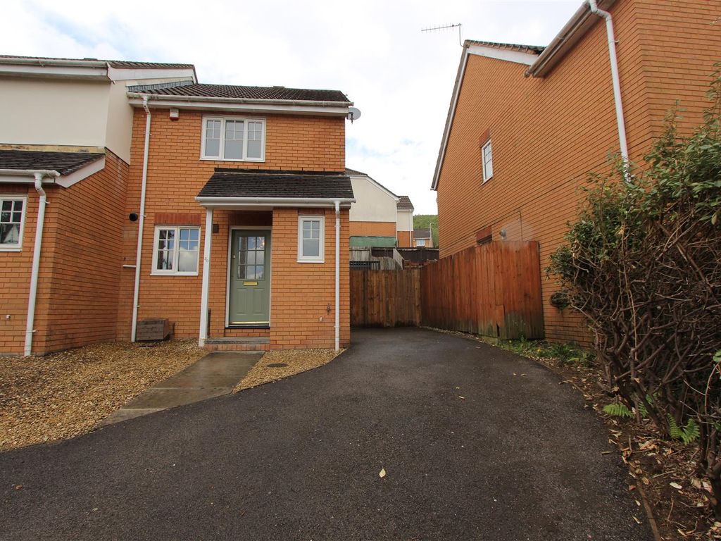 2 bed semidetached house to rent in Heol Ysgubor, Castle View