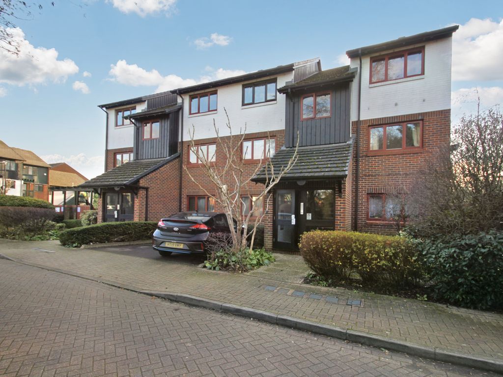1 bed flat for sale in Marina Approach, Hayes, Greater London UB4 Zoopla