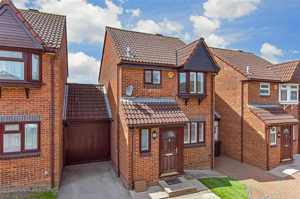 3 bed link detached house for sale in Kingcup Close, Croydon, Surrey