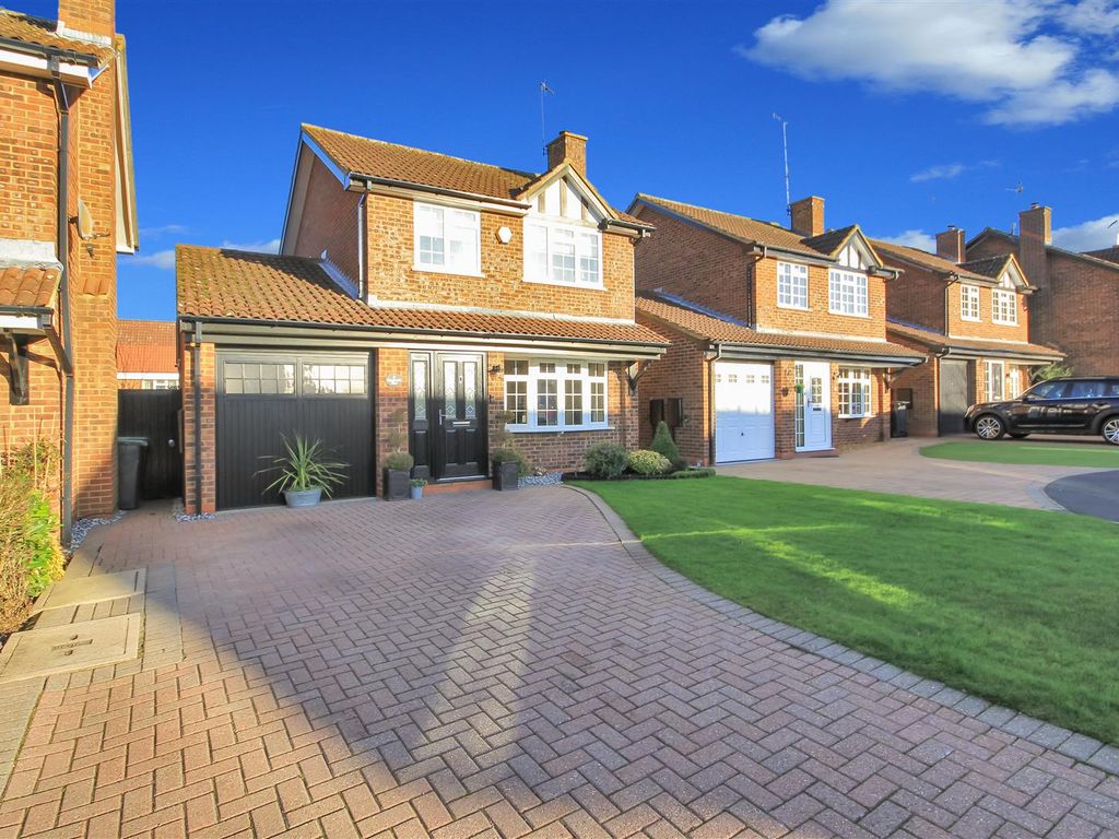 3 bed detached house for sale in Kenilworth Close, Rushden NN10, £