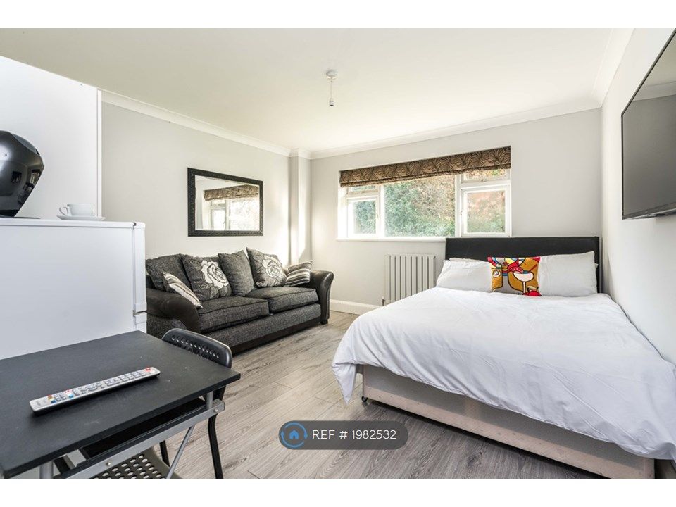 Room to rent in Park Road, Smallfield, Horley RH6, £850 pcm Zoopla