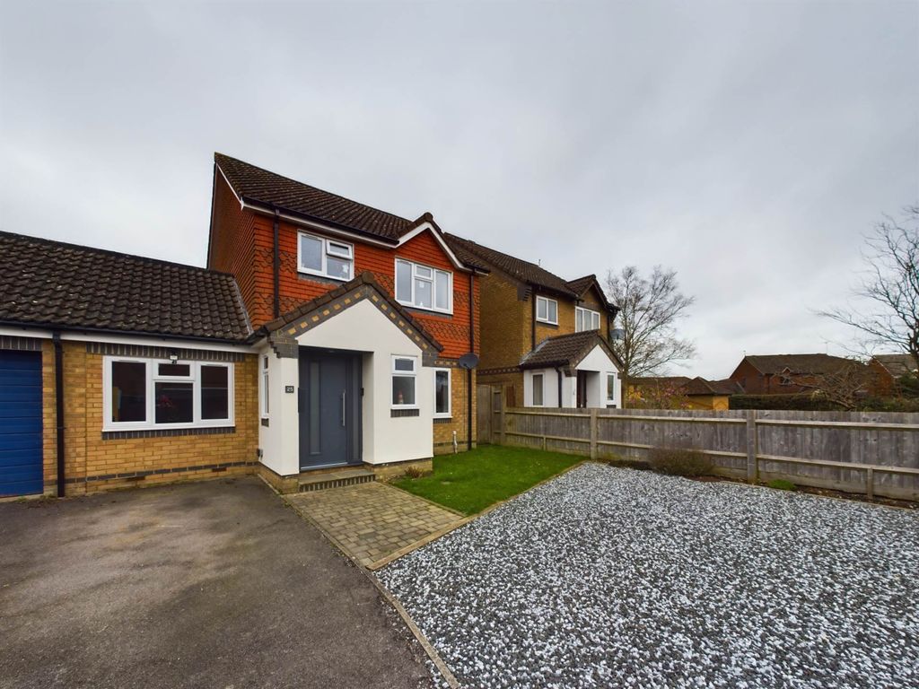 3 bed detached house for sale in Lott Meadow, Hawkslade, Aylesbury HP21