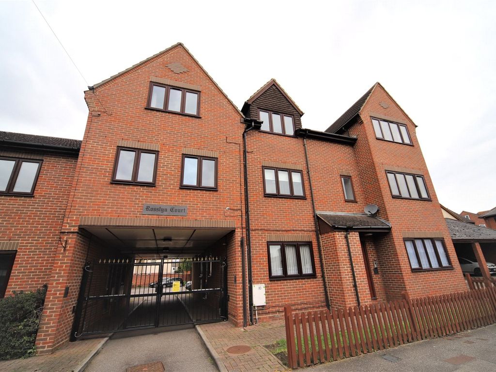 1 bed flat to rent in Rosslyn Court, Runnymede Road, Stanford Le Hope