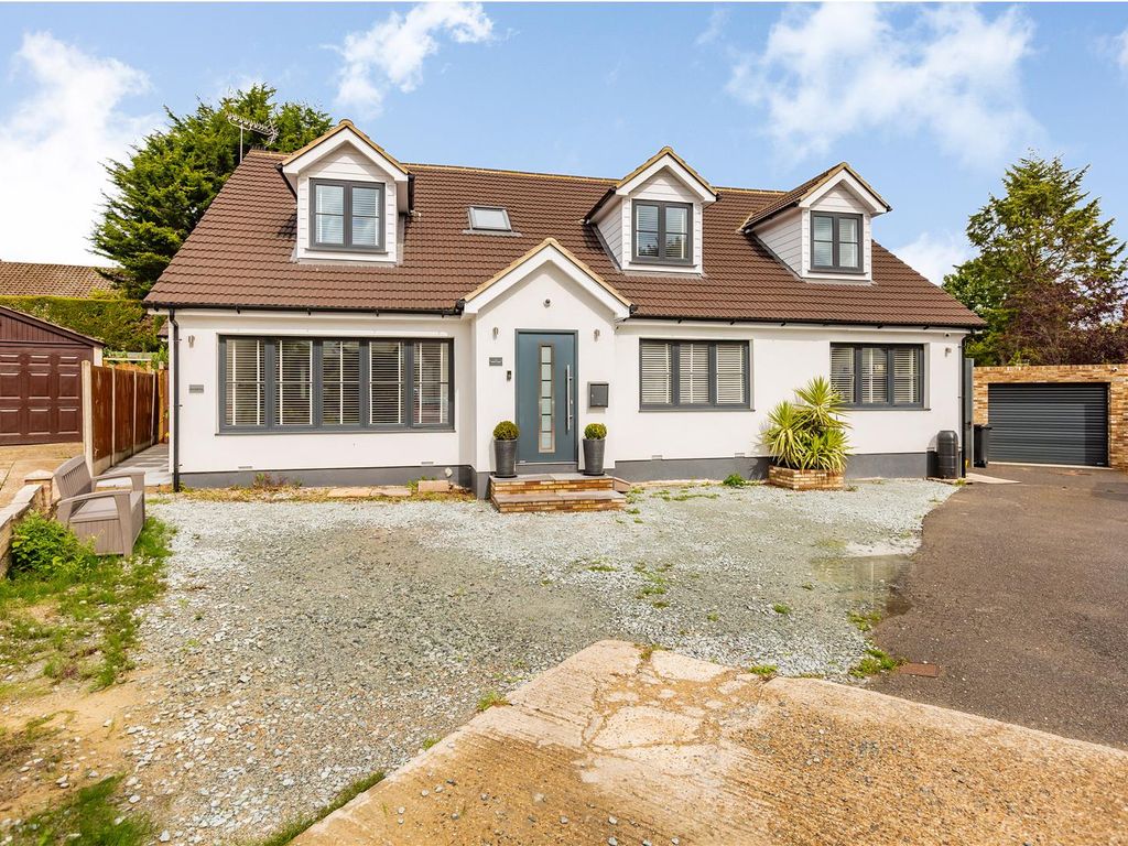 7 bed detached house for sale in Willow Close, Doddinghurst, Brentwood