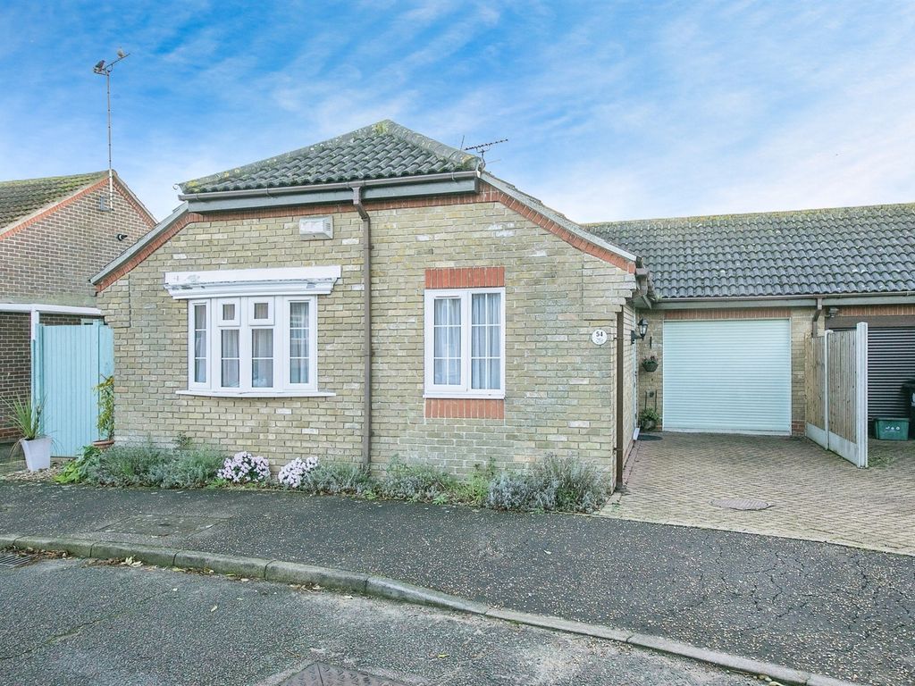 2 bed semidetached bungalow for sale in Havering Close, ClactonOnSea