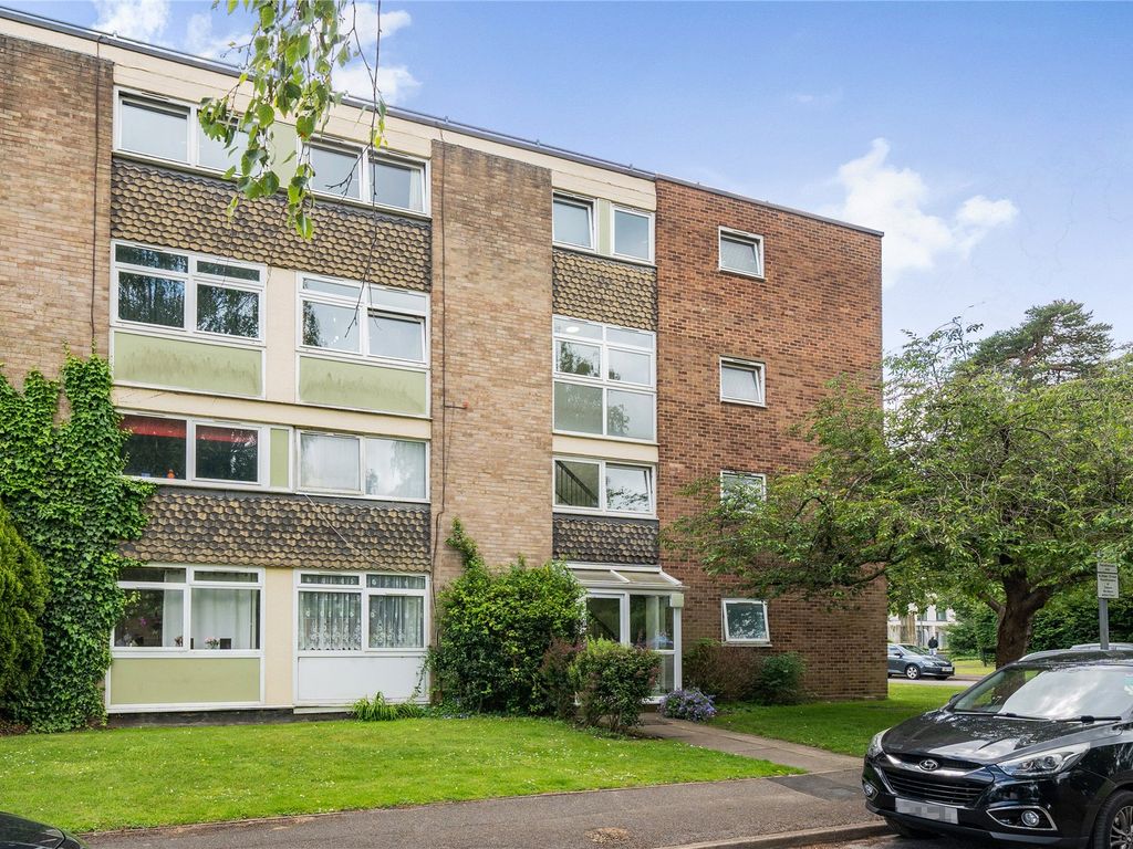 3 bed flat for sale in St. Vincent Road, WaltonOnThames KT12, £