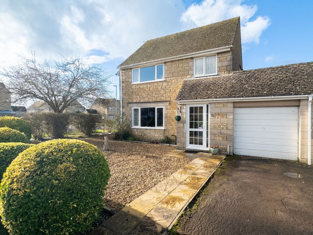 3 bed link detached house for sale in Alexander Drive, Cirencester GL7